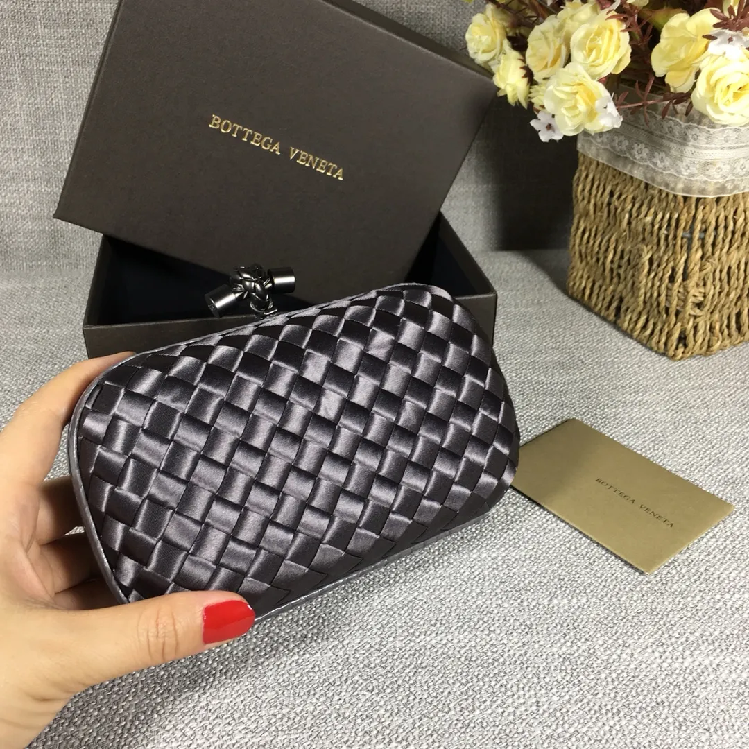 8651 Small Classic Dinner Bag ~~~Snake leather with ribbon ~~~Dense and slippery, not easy to fluff, can hold a small iPhone! Size: 16.5cm*10.5cm*6cm